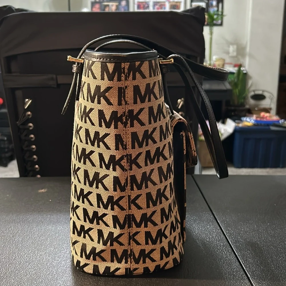 Michael Kors EUC Large Handbag - Picture 14 of 16